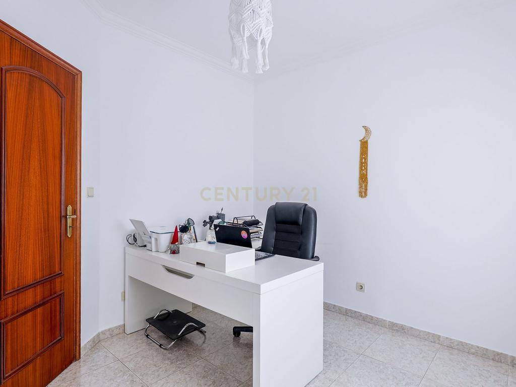 Moradia T3 com Garagem, Espaço Exterior e Sótão Aproveitável na Quinta do Conde - Image 36