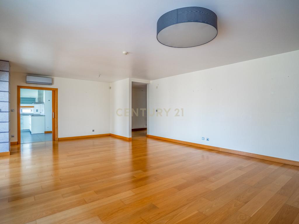 Apartamento T4 Premium com Terraço na Avenida da Independência - Image 7