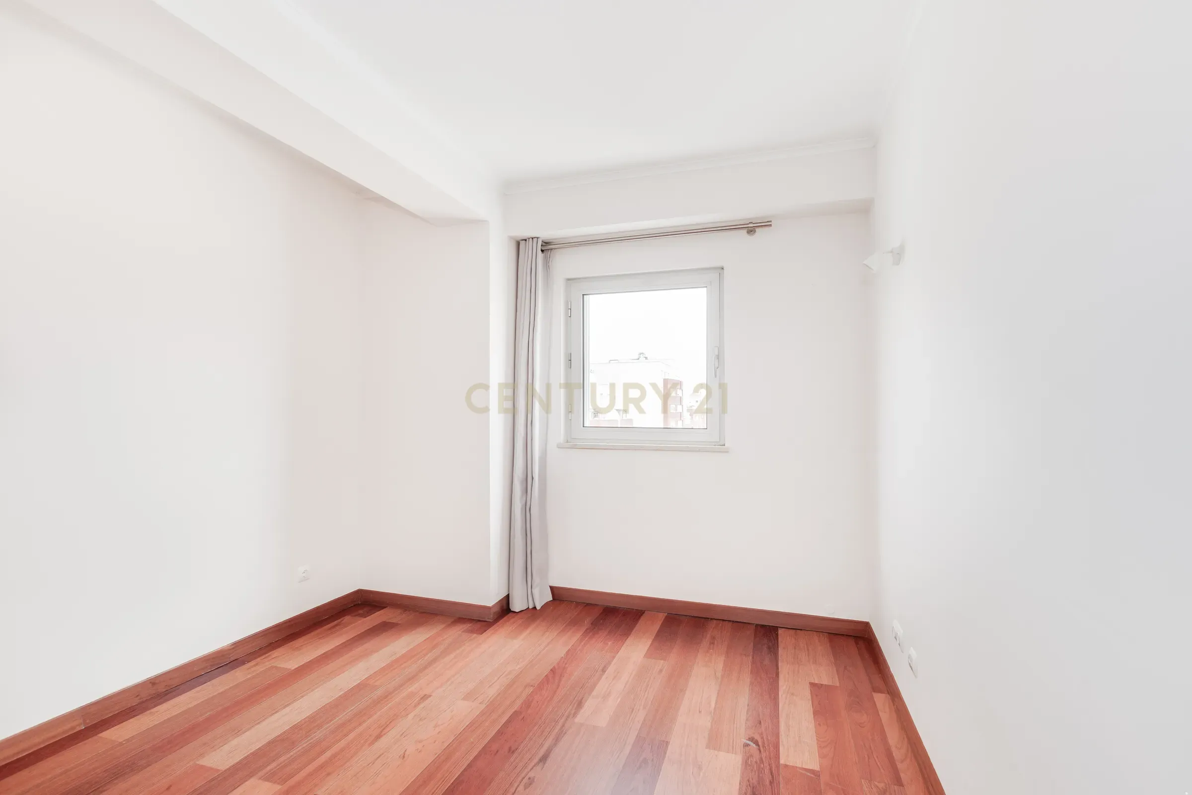 Apartamento T2 com Vista Panorâmica em Lisboa - Image 17