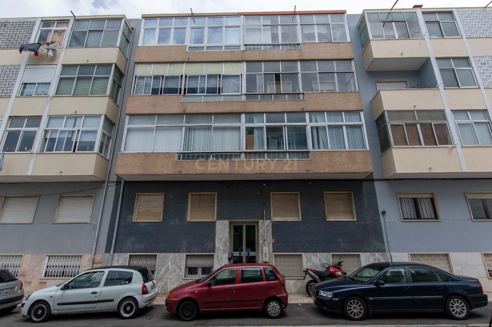 Apartamento T2/cave em Sintra: Conforto e Acessibilidade - Image 2