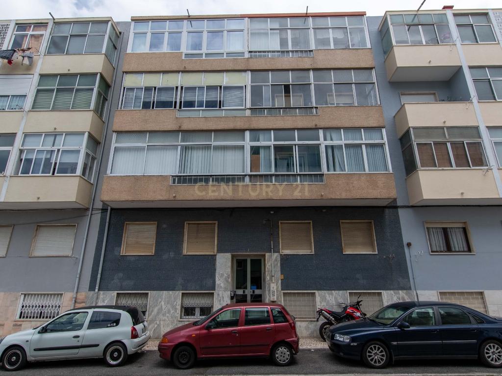 Apartamento T2/cave em Sintra: Conforto e Acessibilidade  - Image 2