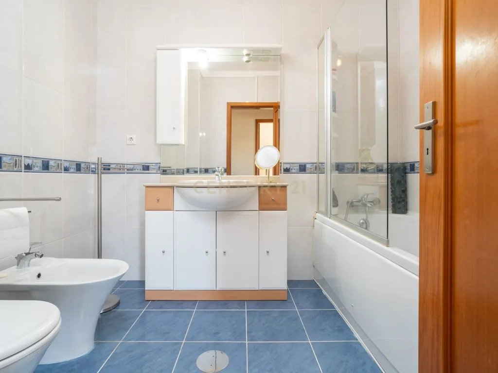 Moradia T4 com sótão versátil e excelentes acessos – uma oportunidade única - Image 17