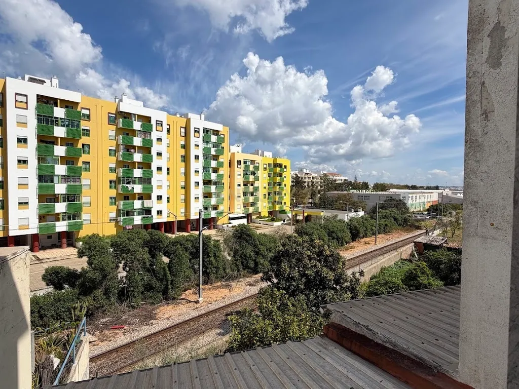 Moradia T2 + 1 no Centro de Portimão | Garagem 55 m² | Potencial + Proximidade às Praias - Image 30
