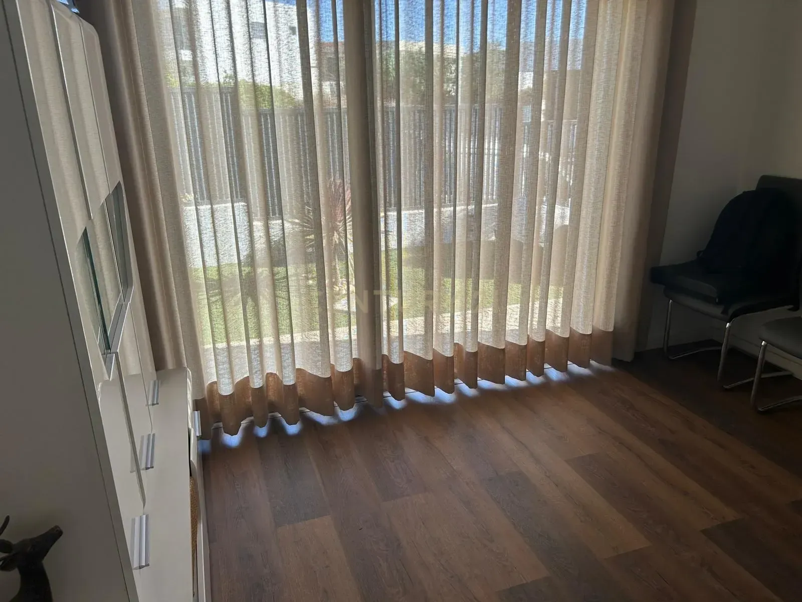 Fotografia 11 de MORADIA ISOLADA na CAPARICA T4 c/ 3 SUITES, PISCINA AQUECIDA e PAINÉIS FOTOVOLTAICOS