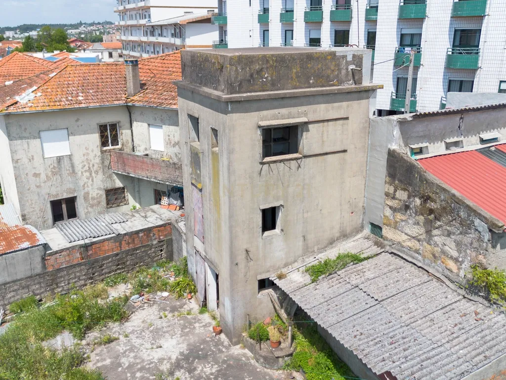 Prédio para reabilitação com terreno e viabilidade para construção na Venda Nova, em Rio Tinto - Image 36