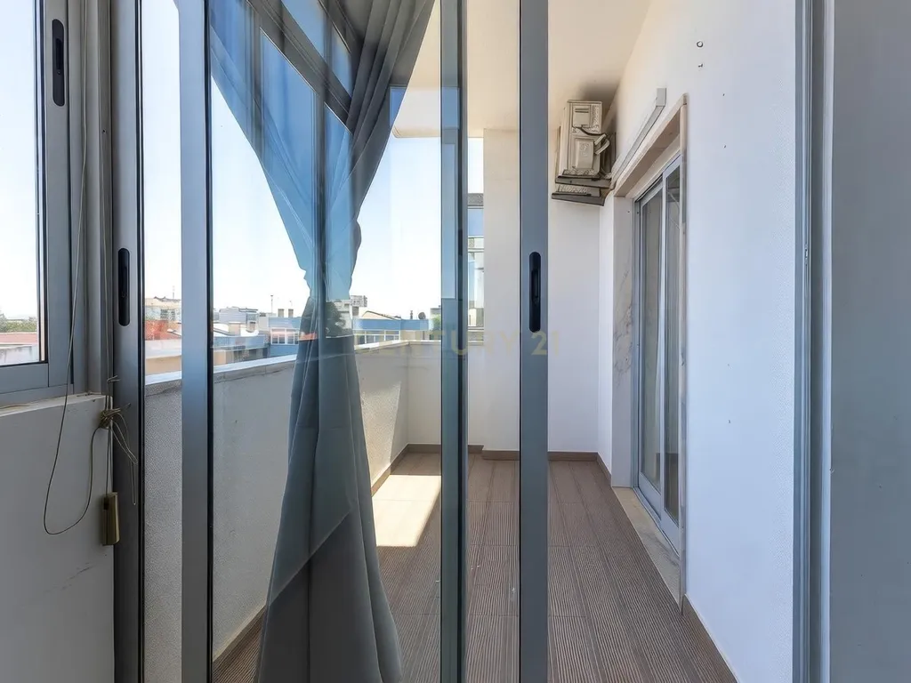 Apartamento Renovado com Vista Mar em Setúbal - Image 24
