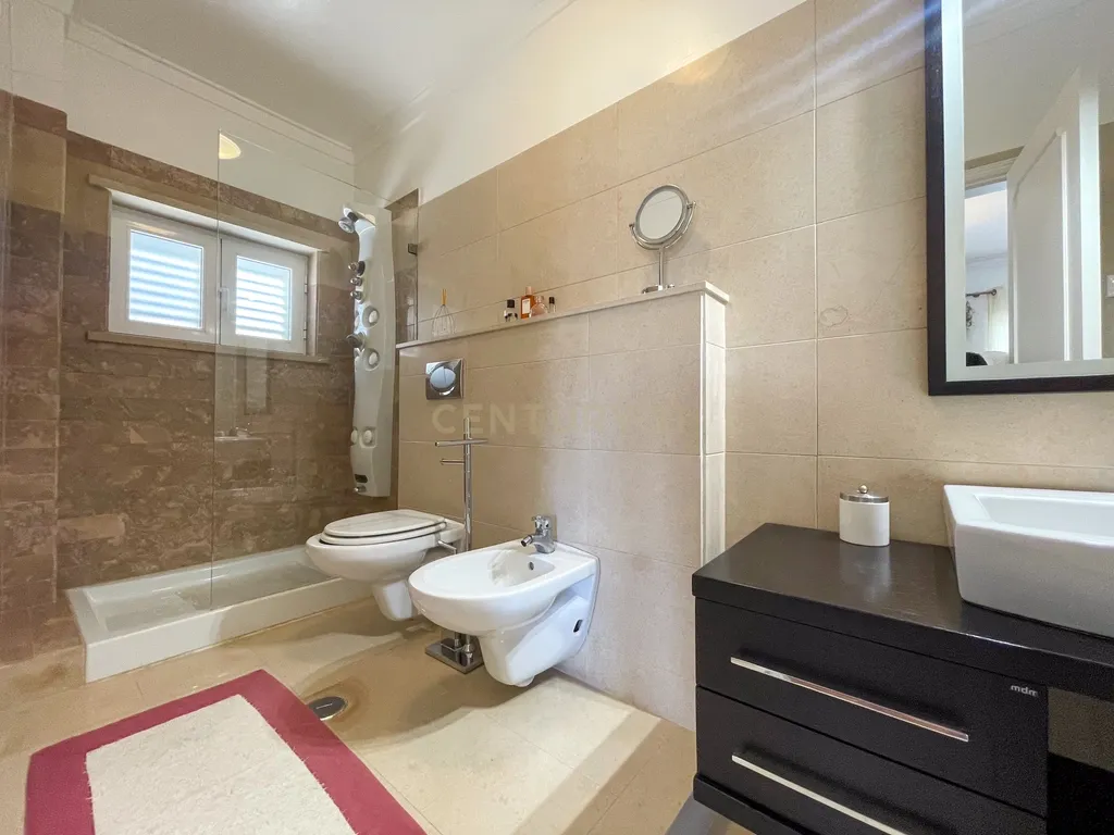 Moradia T5 com Piscina na Marisol - Almada - Image 21