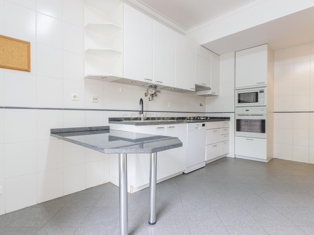 Apartamento T3 em Carnaxide – Arrendamento em Condomínio Privado - Image 25