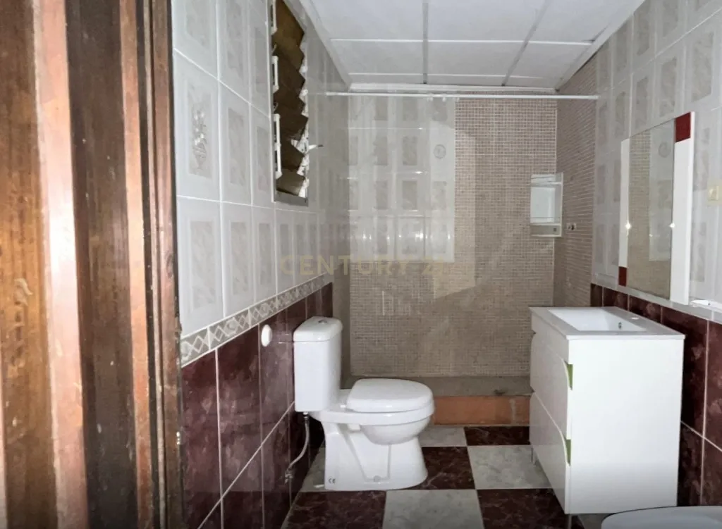 Imóvel ocupado em Torrent: moradia com piscina e alto potencial. - Image 22
