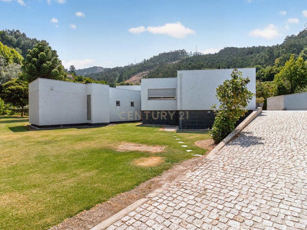 Moradia T4 Térrea de Sonho com Piscina, Campo de Futebol - Image 16