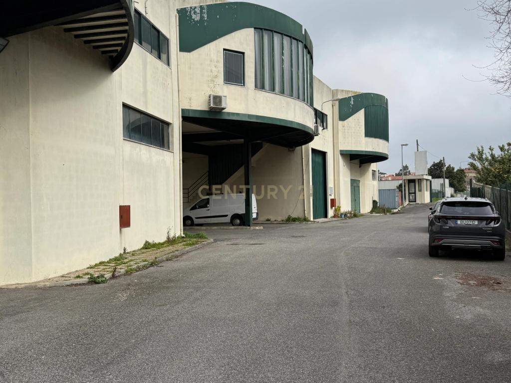 Armazém de 1.000 m² | 2 Pisos | Elevado Potencial de Rentabilidade - Image 1