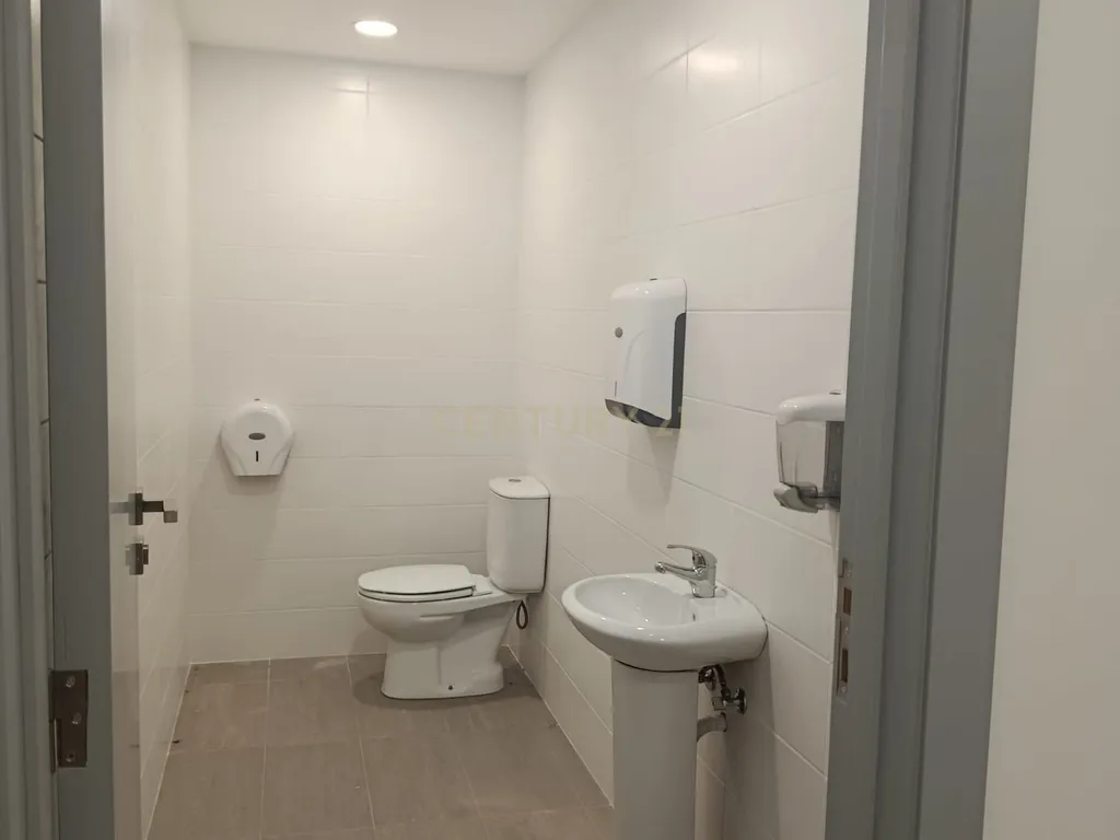 Pavilhão Comercial à Venda no Centro Empresarial de Paredes - Image 18