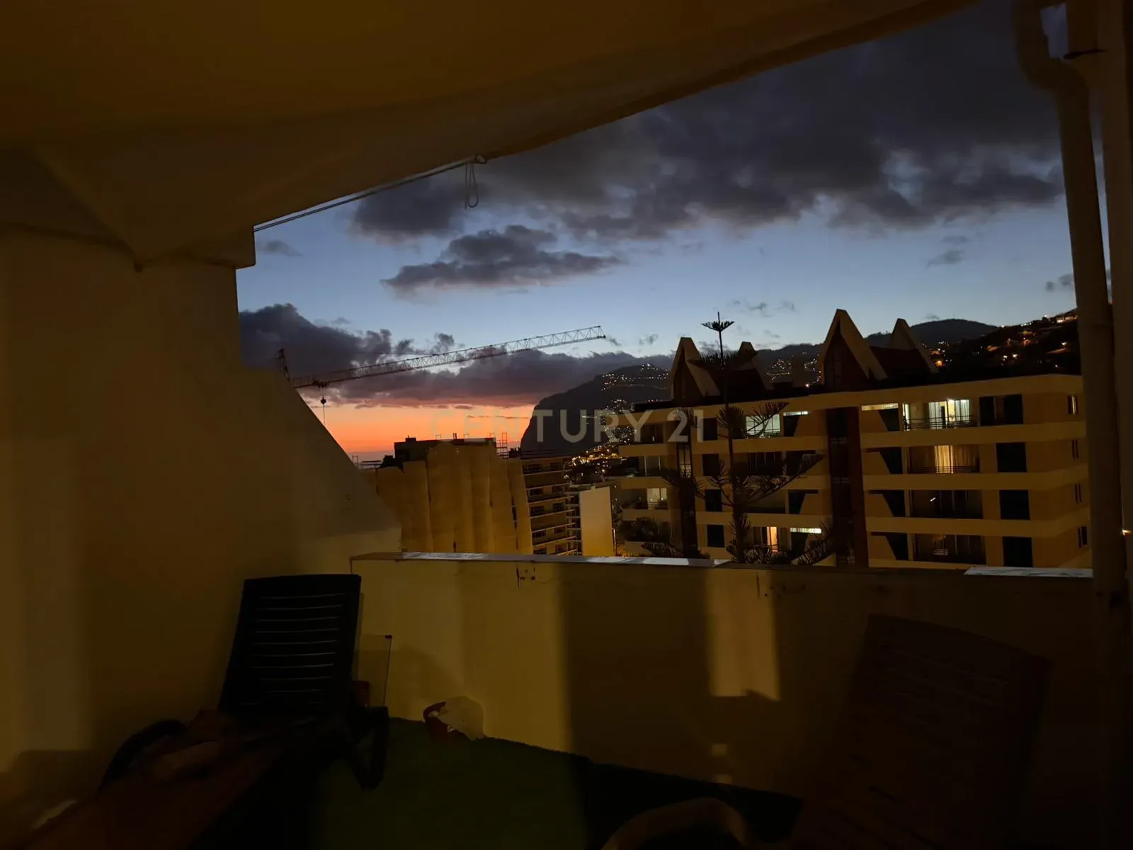 Fotografia 8 de T1 Remodelado Junto ao Fórum Madeira com Estacionamento