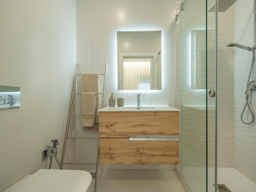 Luxuosa Moradia T5 com Vista Panorâmica em Odivelas - Image 18