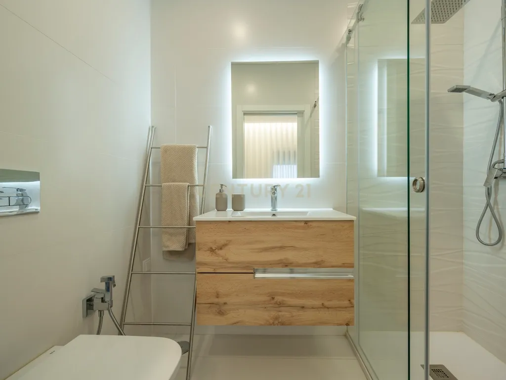 Luxuosa Moradia T5 com Vista Panorâmica em Odivelas - Image 18