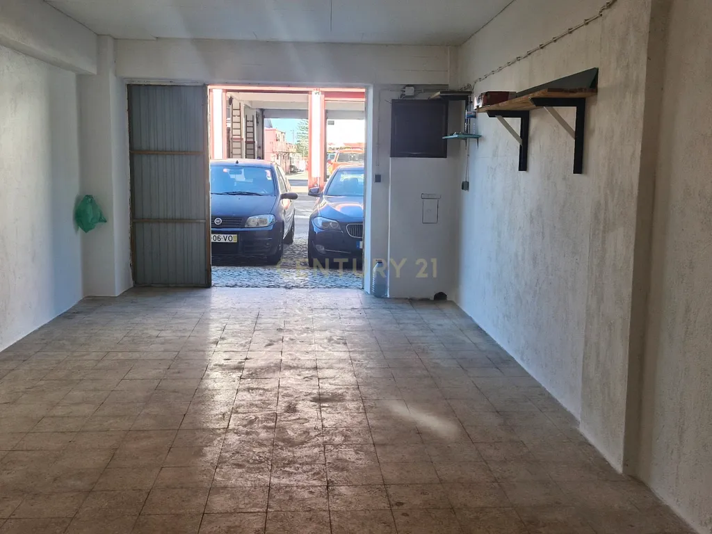 Garagem ampla com acesso direto à rua em Mem Martins, Sintra - Image 1