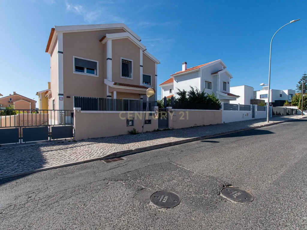 Moradia Independente T4+1 com Piscina, 321 m² de Construção e Garagem para 5 Viaturas | Albarraque, Rio de Mouro - Image 2