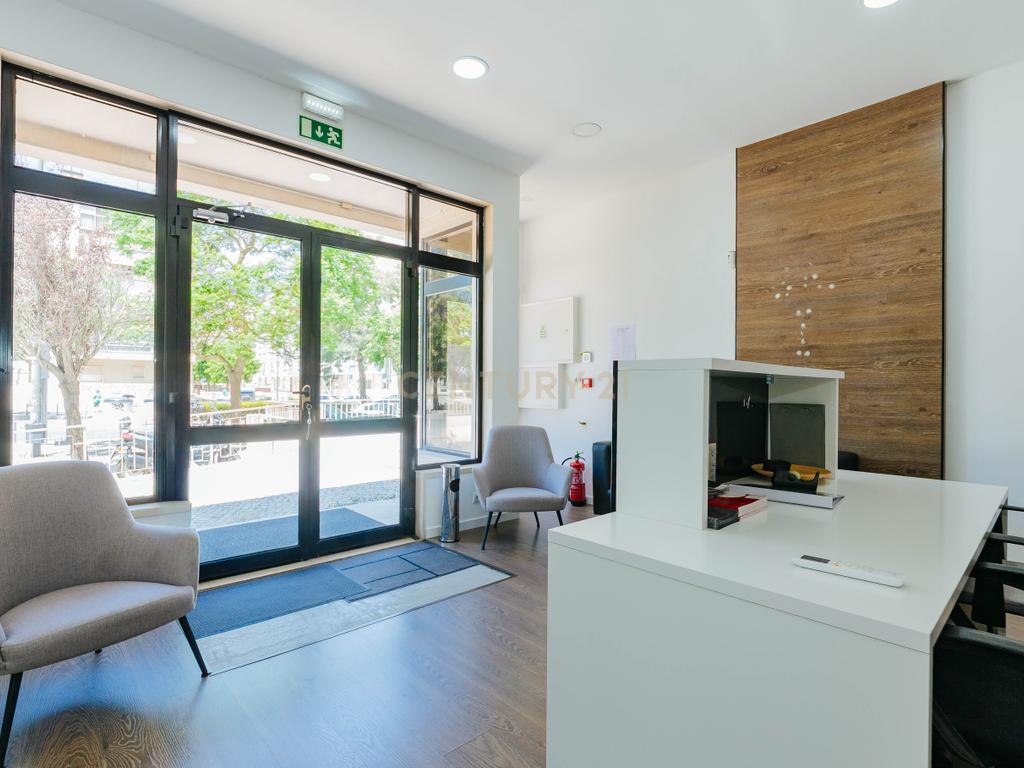 Loja com duas frentes em Sacavém, Loures - 120m² - Image 4
