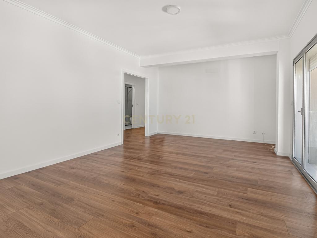 T3 REMODELADO EM SÃO VICENTE | 142 M² | ELEVADOR | GARAGEM | VARANDA COM VISTA SOBRE BRAGA - Image 7