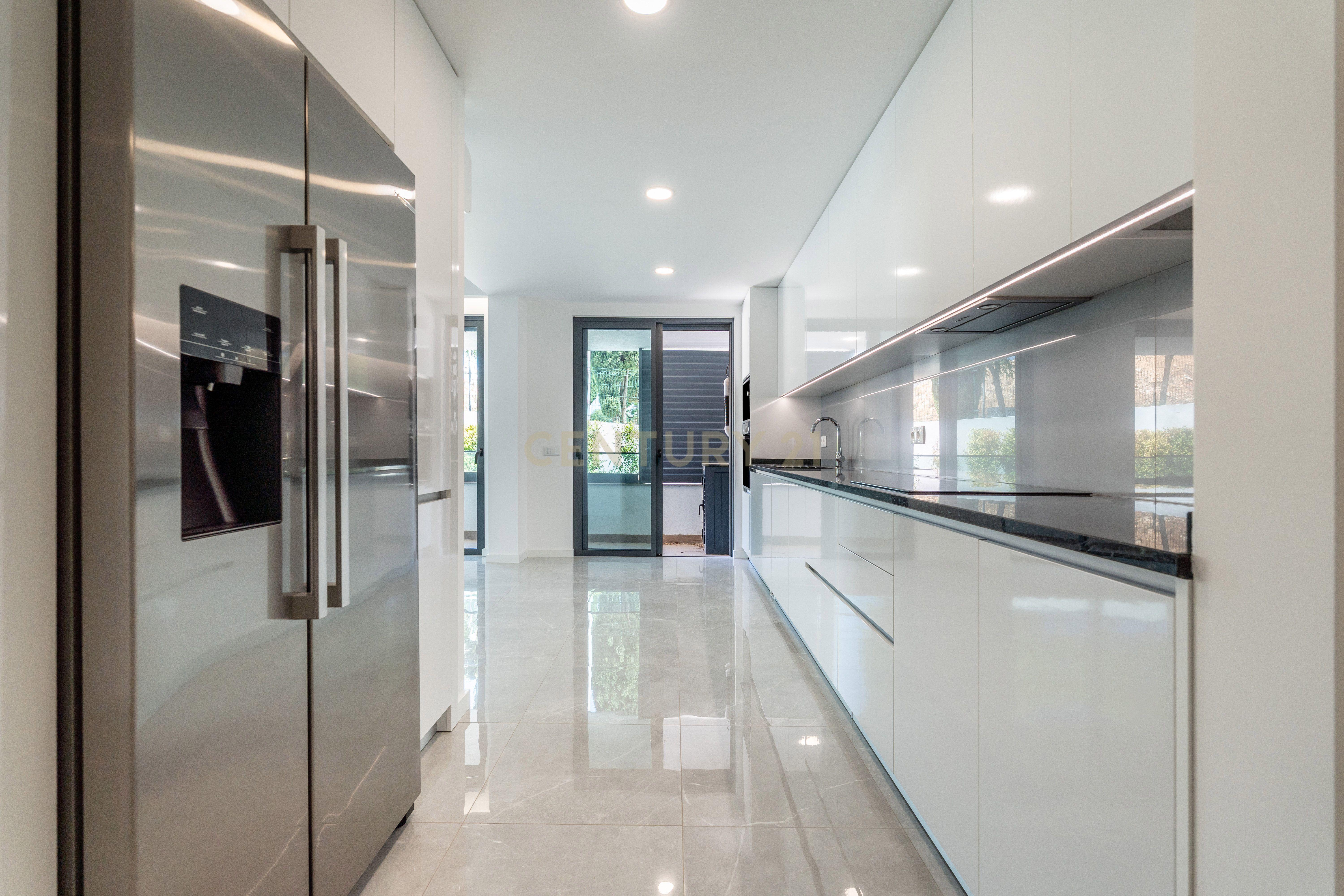 Fotografia 3 de Apartamento T3 Novo a Estrear, Piscina, Estacionamento Privativo,  no Centro de Albufeira – Correeira