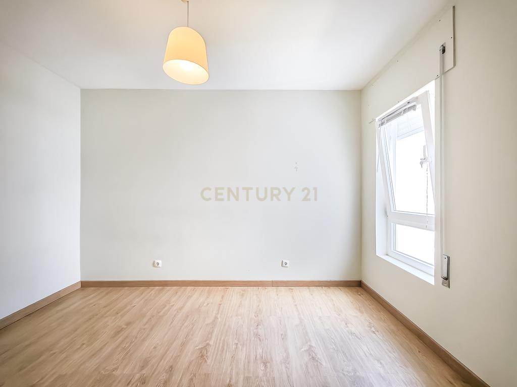 Apartamento Renovado em Cascais com 3 Quartos e Varanda - Image 22