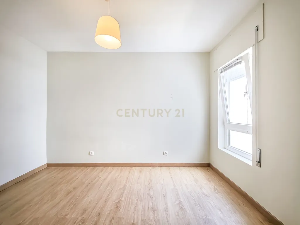 Apartamento Renovado em Cascais com 3 Quartos e Varanda - Image 22