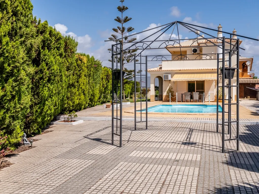 Moradia Independente T3, com Piscina e Amplo Espaço Exterior, em Algoz. - Image 23