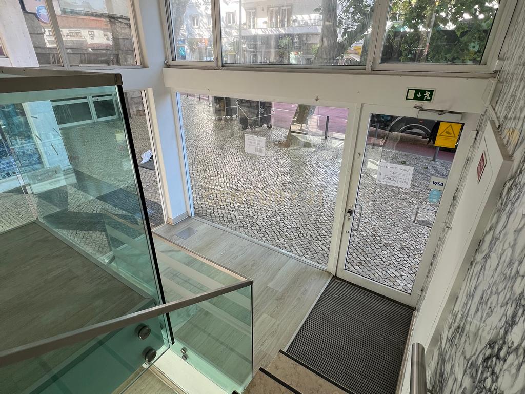 Oportunidade Única: Loja para Arrendamento em Zona Turística de Cascais - Image 4