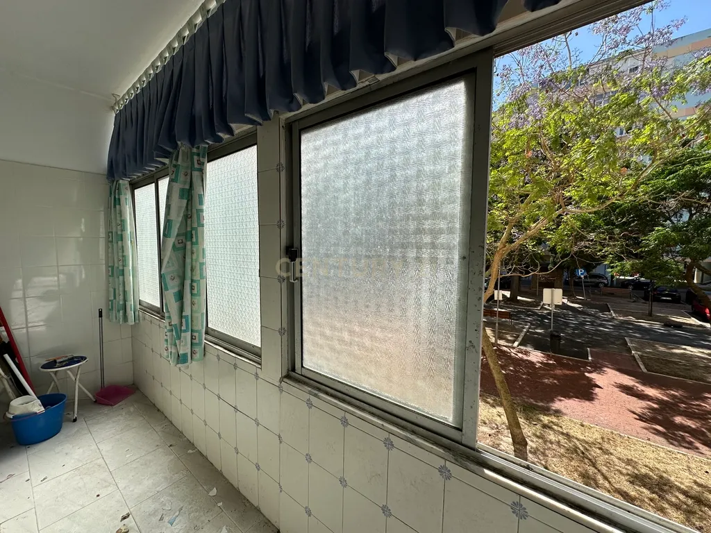 Apartamento T1 para Remodelação – Praça do Brasil, Setúbal - Image 17