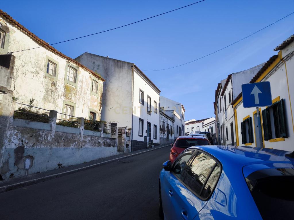 Moradia de 2 pisos com terreno de 348 m² no centro de Santa Cruz, Lagoa - Image 2