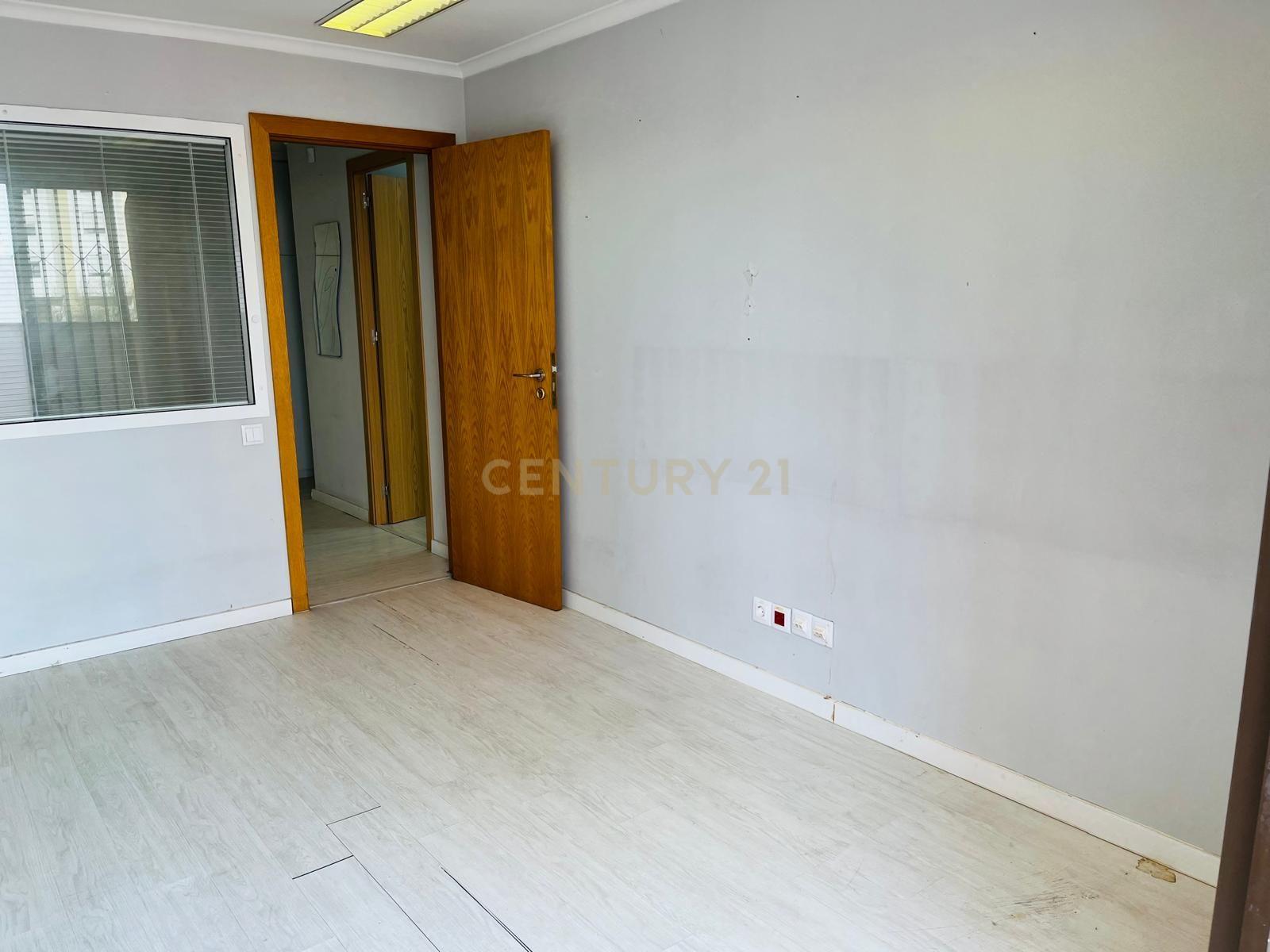 Escritório em Telheiras na Rua Padre Américo, composto por 4 salas, casa de banho e terraço de acesso privativo - Image 5