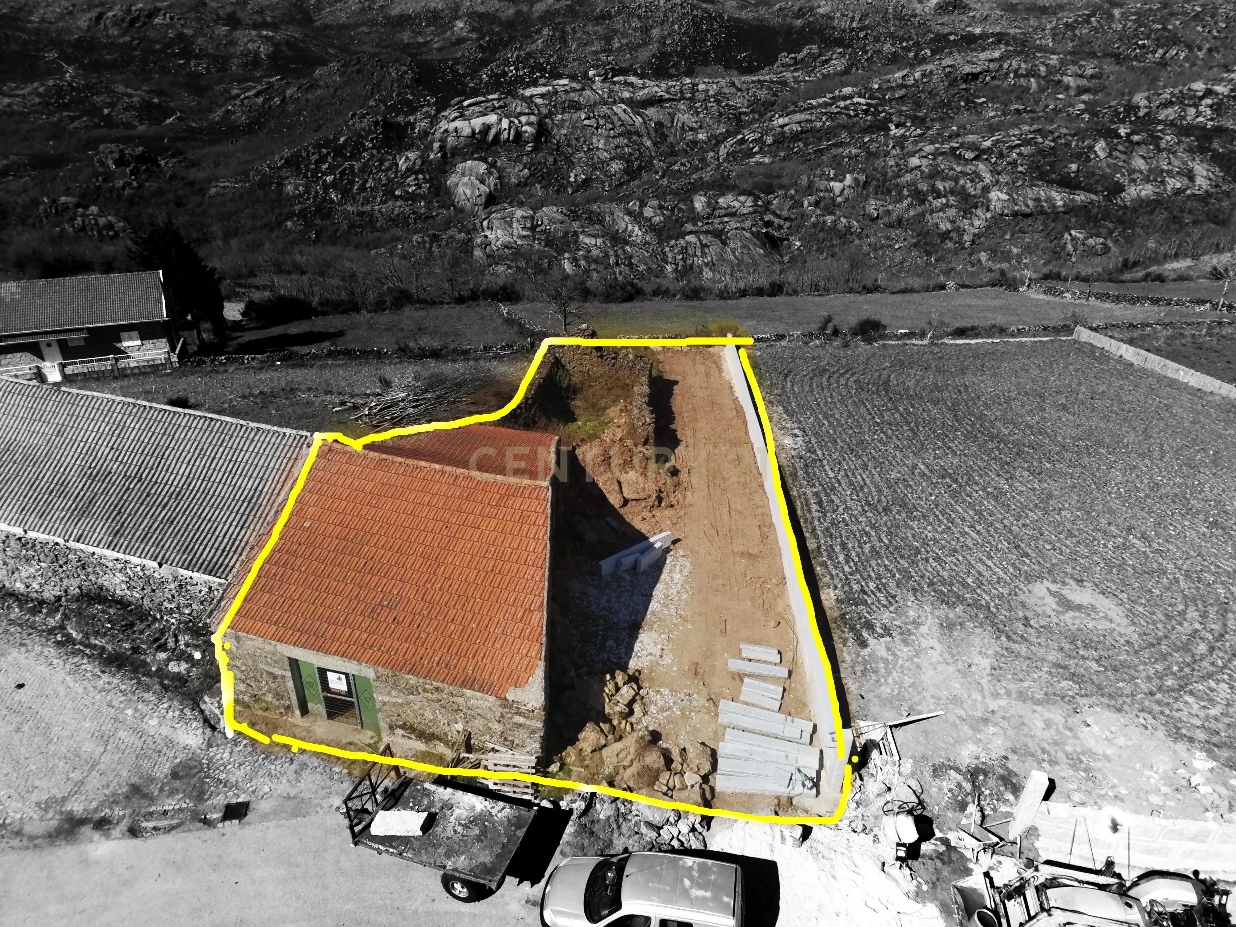 Fotografia 5 de Terreno com Ruina em Pitão das Junias, zona do geres