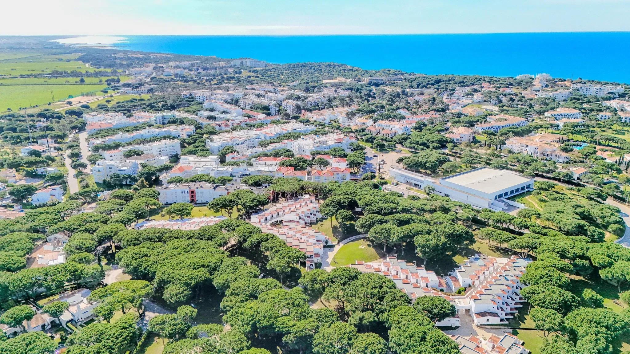 Apartamento T0+1 em Condomínio Fechado – Perto da Praia da Falésia, Albufeira! - Image 1