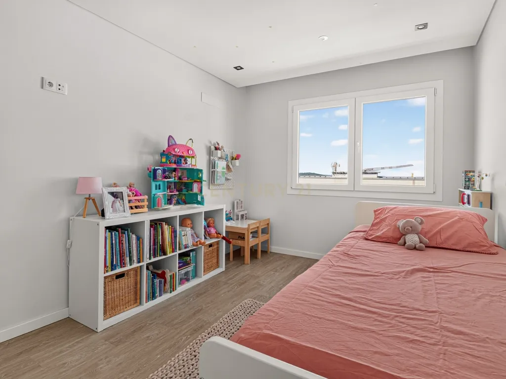 Apartamento Renovado com Vista Panorâmica em Braga - Image 19