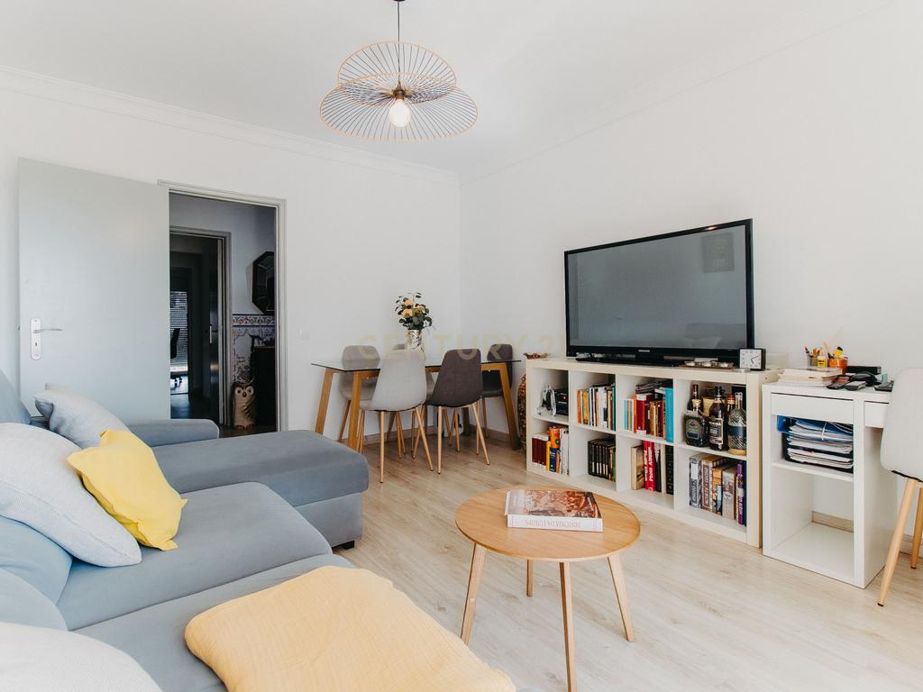 Apartamento T3, 3 varandas e 2 wc. Situado no último piso de um edifício tranquilo, conforto, funcionalidade e uma localização difícil de igualar. - Image 4