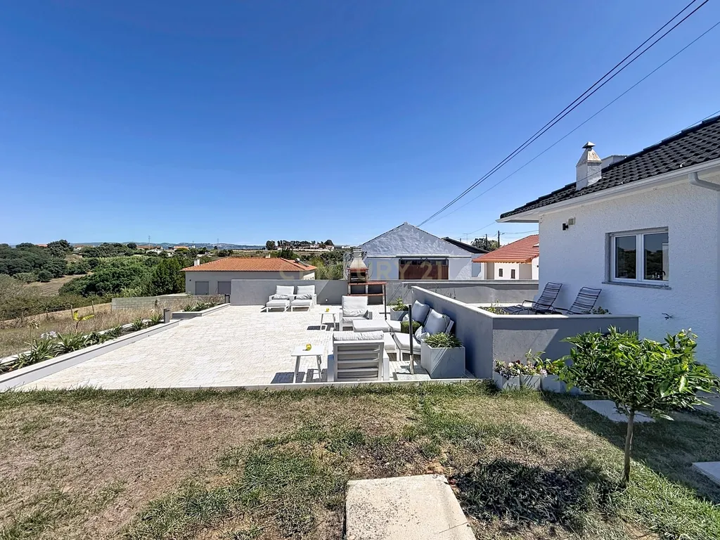 Moradia isolada com amplo terreno de 1.350 m², junto a Alcobaça - Image 30