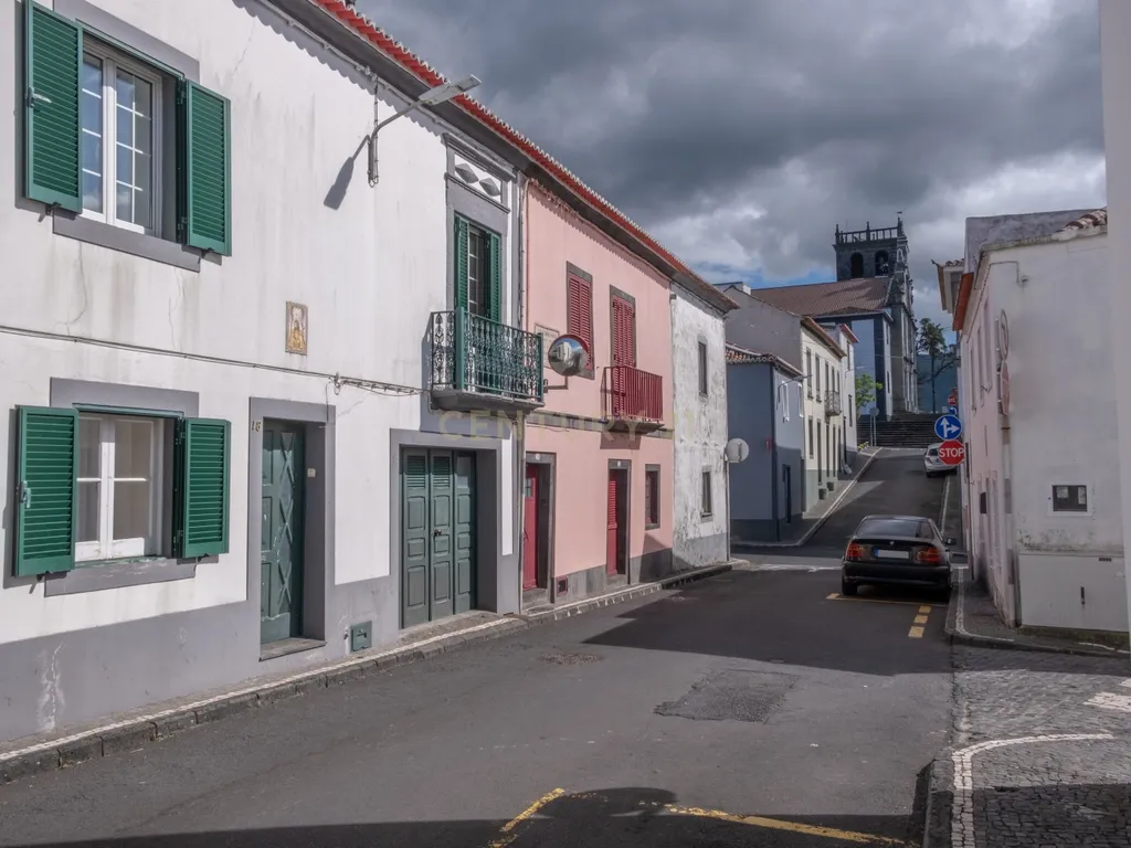 Moradia T2 com Quintal no Centro da Ribeira Grande - Image 2