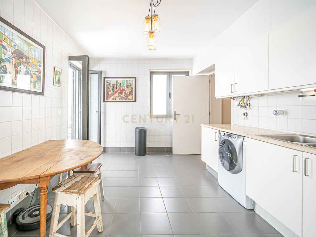 Apartamento T3 com terraço, garagem e elevador na Rua do Benformoso, em Lisboa - Image 13