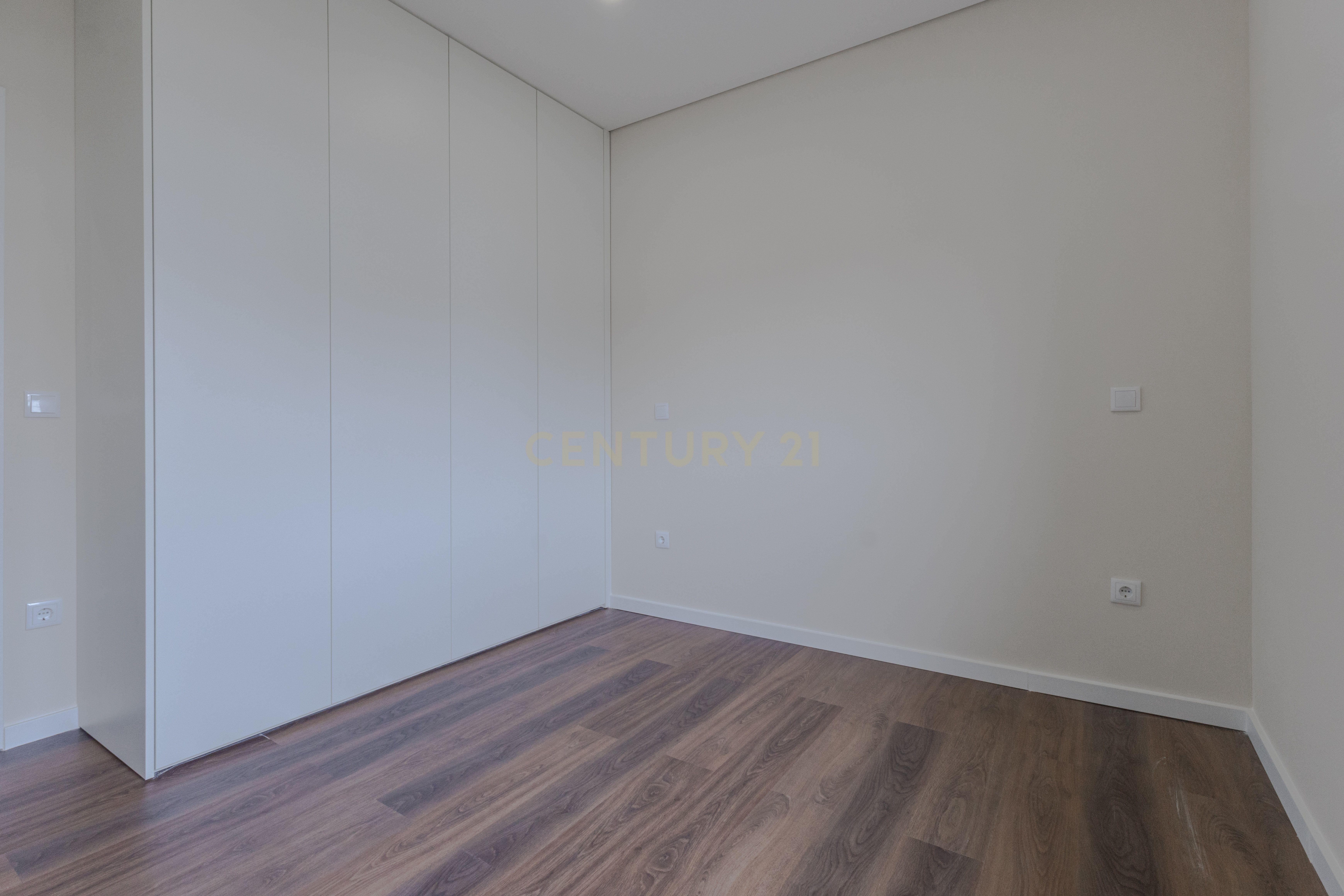 Fotografia 11 de Apartamento T2 Novo com Varanda e Lugar Duplo de Garagem