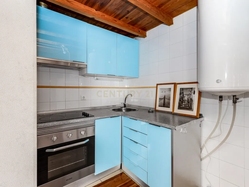 T2 DUPLEX EM ALFAMA COM VISTA PARA ARRENDAR - Image 13