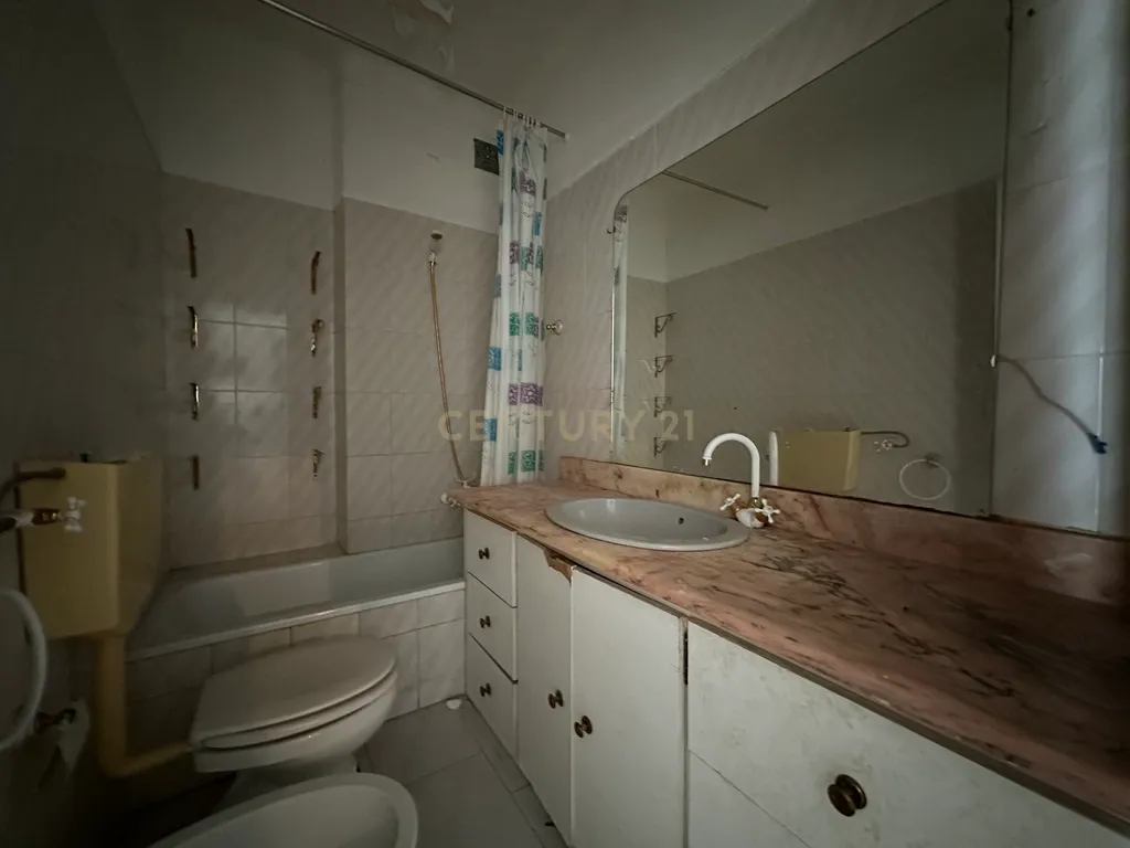 Apartamento T1 para Remodelação – Praça do Brasil, Setúbal - Image 6