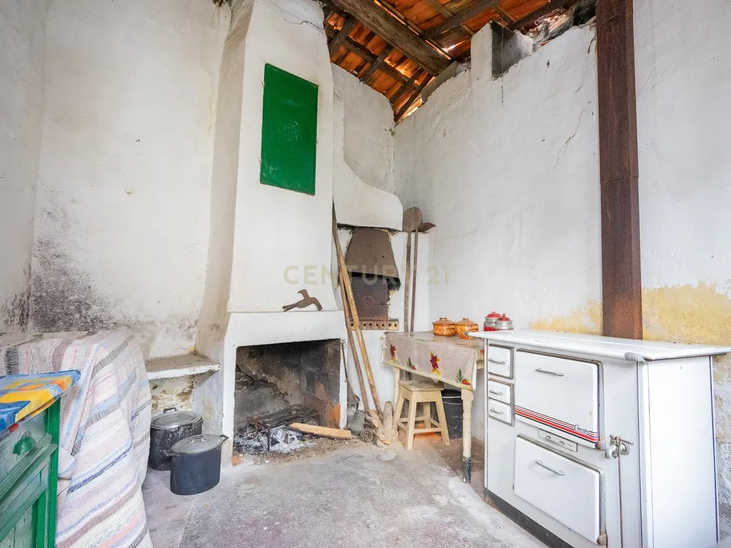 Moradia T3 para recuperar com terreno a 1,5km do centro de Vila Nova de Poiares - Image 4