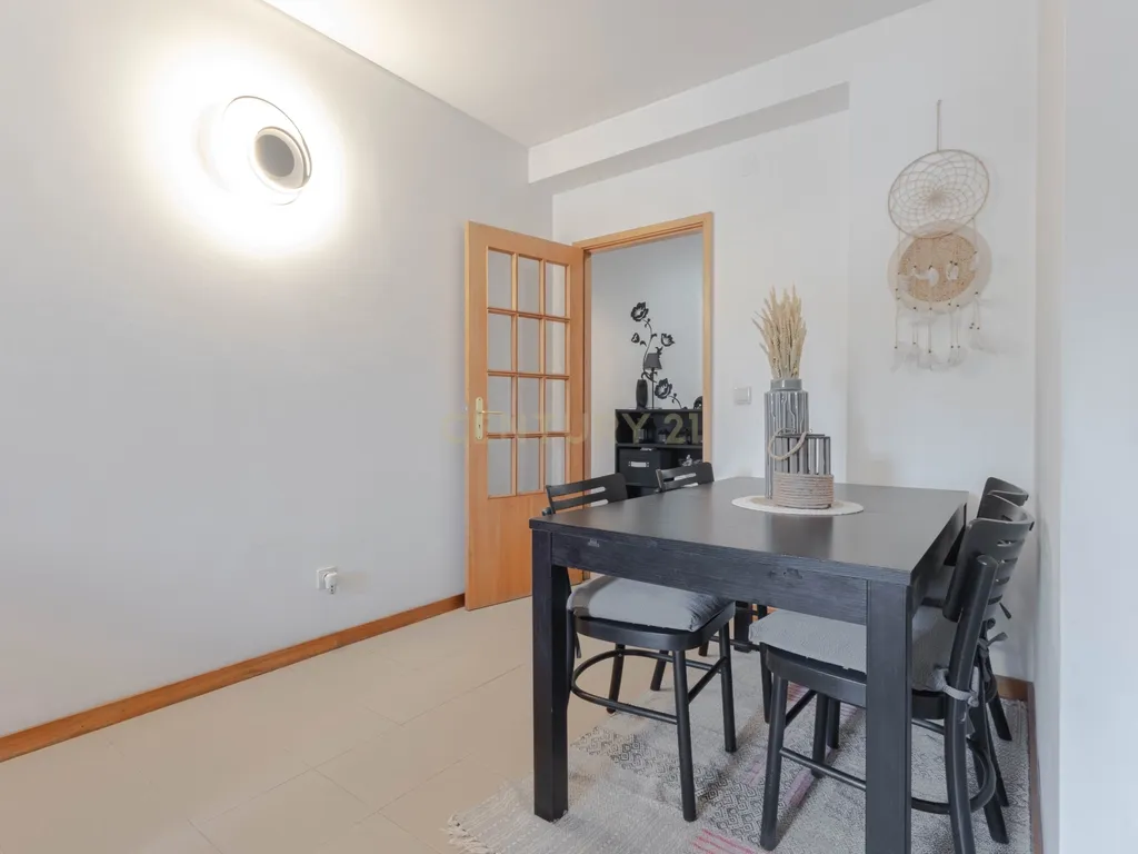 Fantástico Apartamento T2 com Lareira, Varanda e Lugar de Garagem | Fânzeres – Gondomar - Image 3