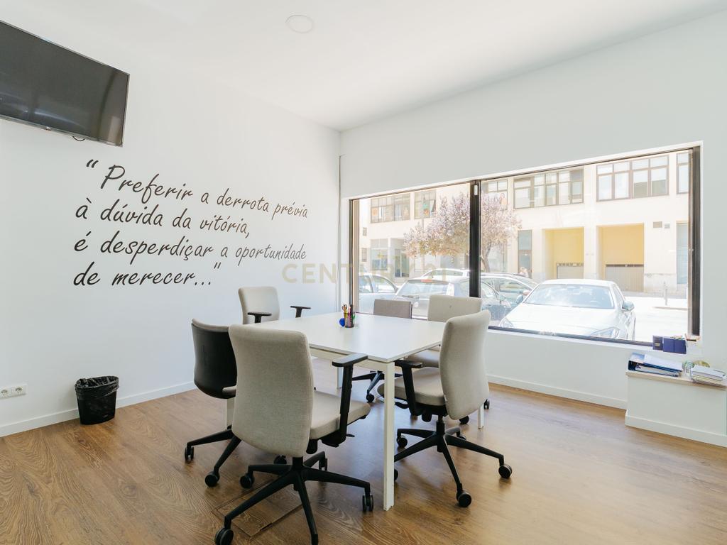 Loja com duas frentes em Sacavém, Loures - 120m² - Image 15