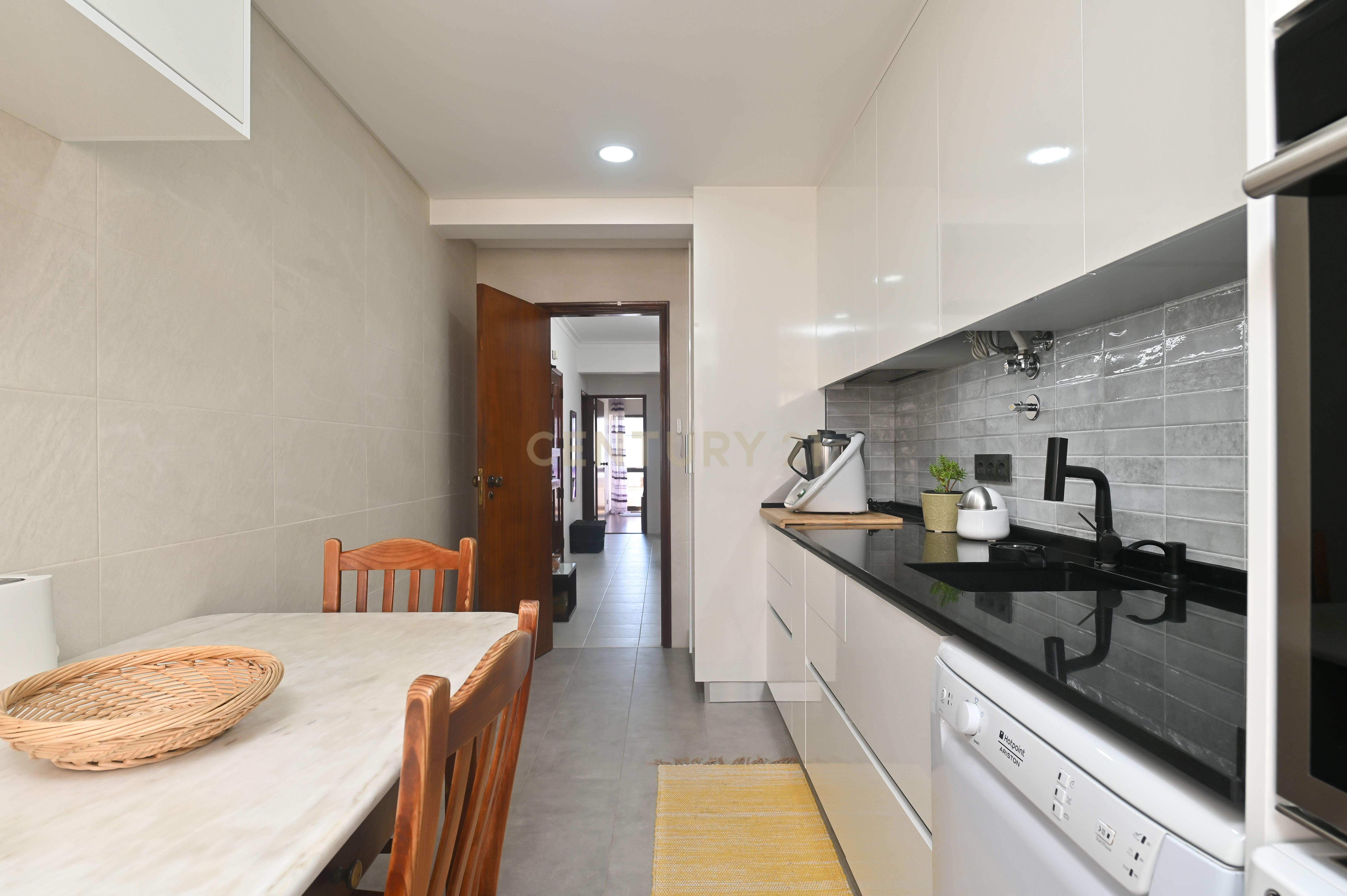 Fotografia 10 de Apartamento T3 semi-remodelado, luminoso e pronto a habitar, na Rinchoa (Sintra).