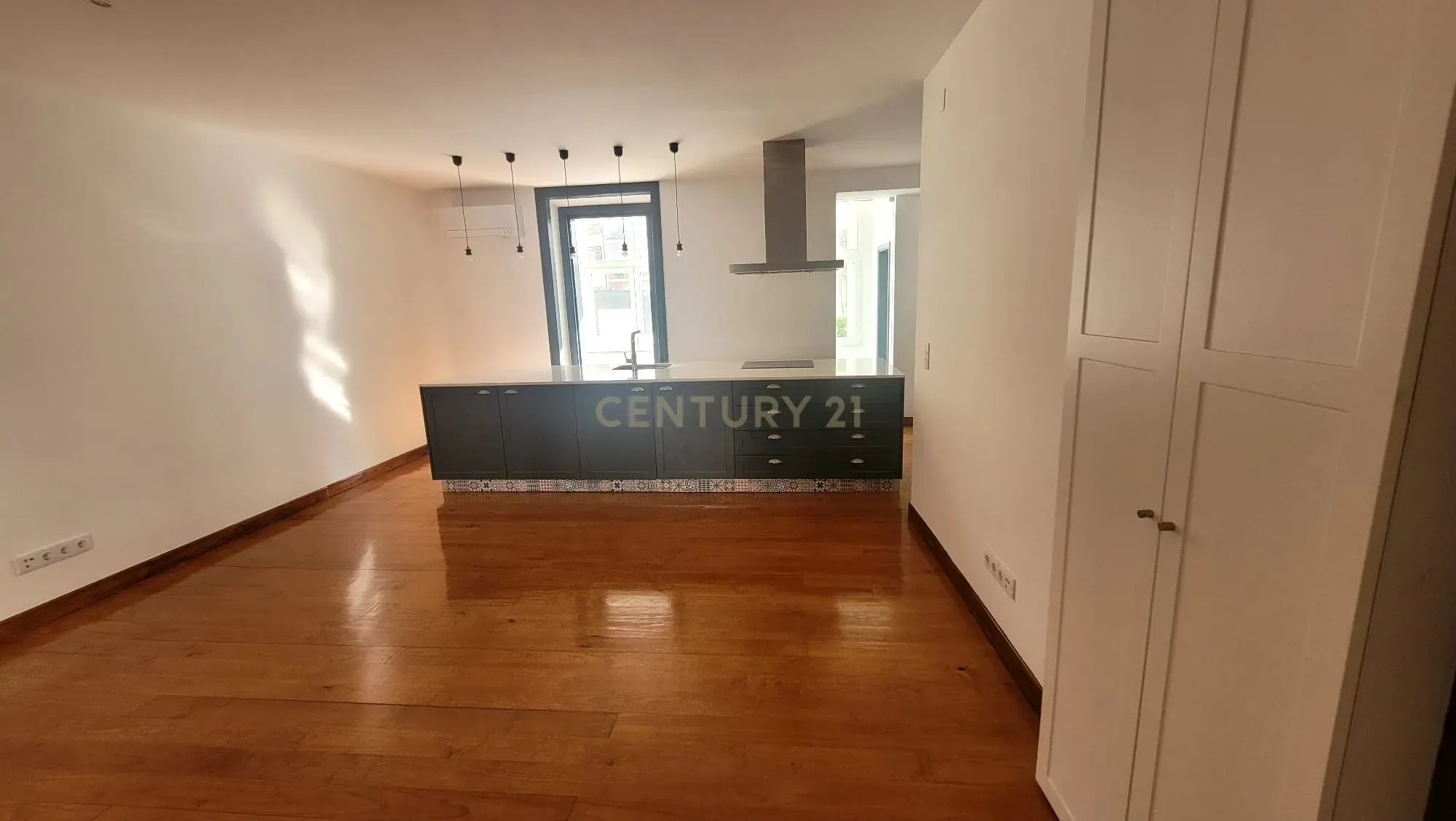 Apartamento T2 com 83 m² - Image 8