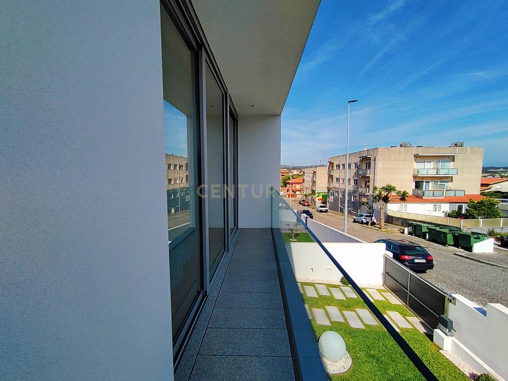 Moradia T4 Moderna com Piscina e Jardim – Touguinha - Image 56