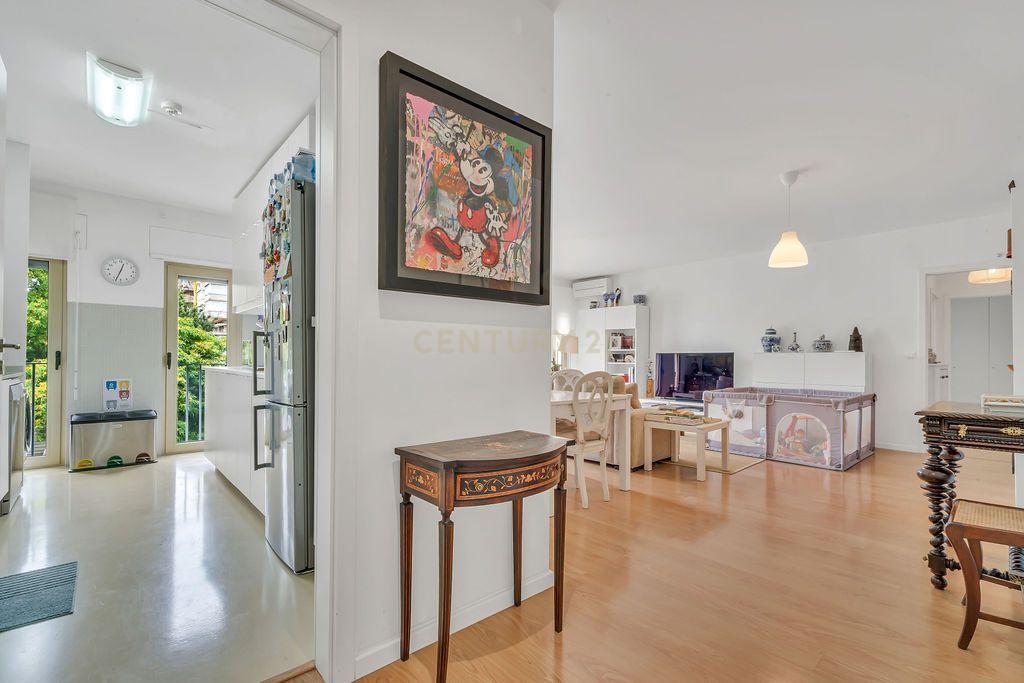 Apartamento T2 com Vista Panorâmica em Entrecampos - Image 2