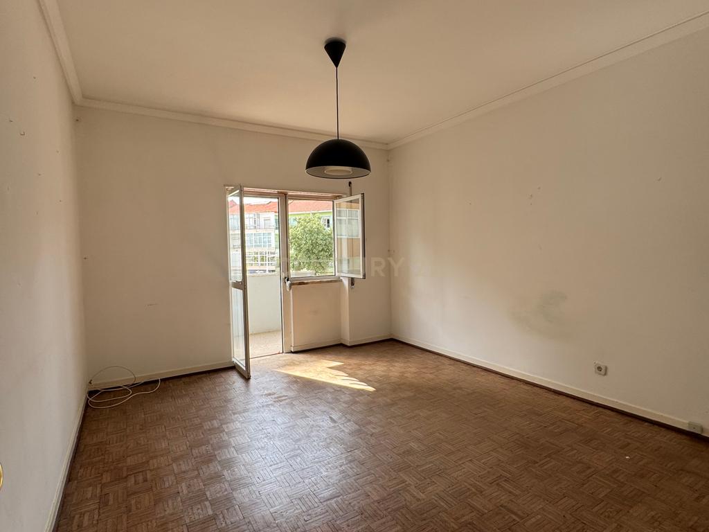 Apartamento T4 em Almada em frente ao metro de superfície! - Image 30