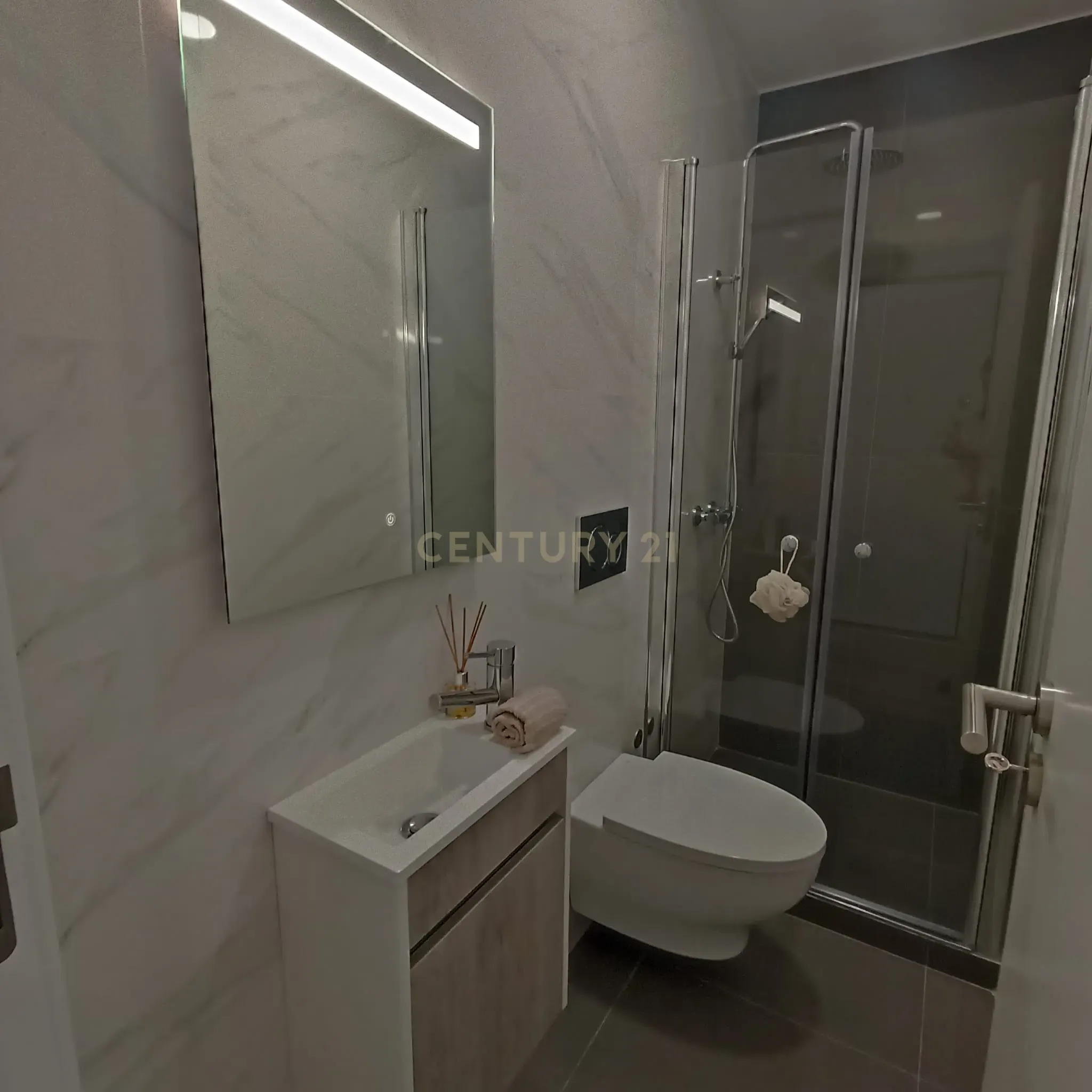 Fotografia 9 de Apartamento T3 Renovado com Suíte, Varanda e Vista para Monsanto